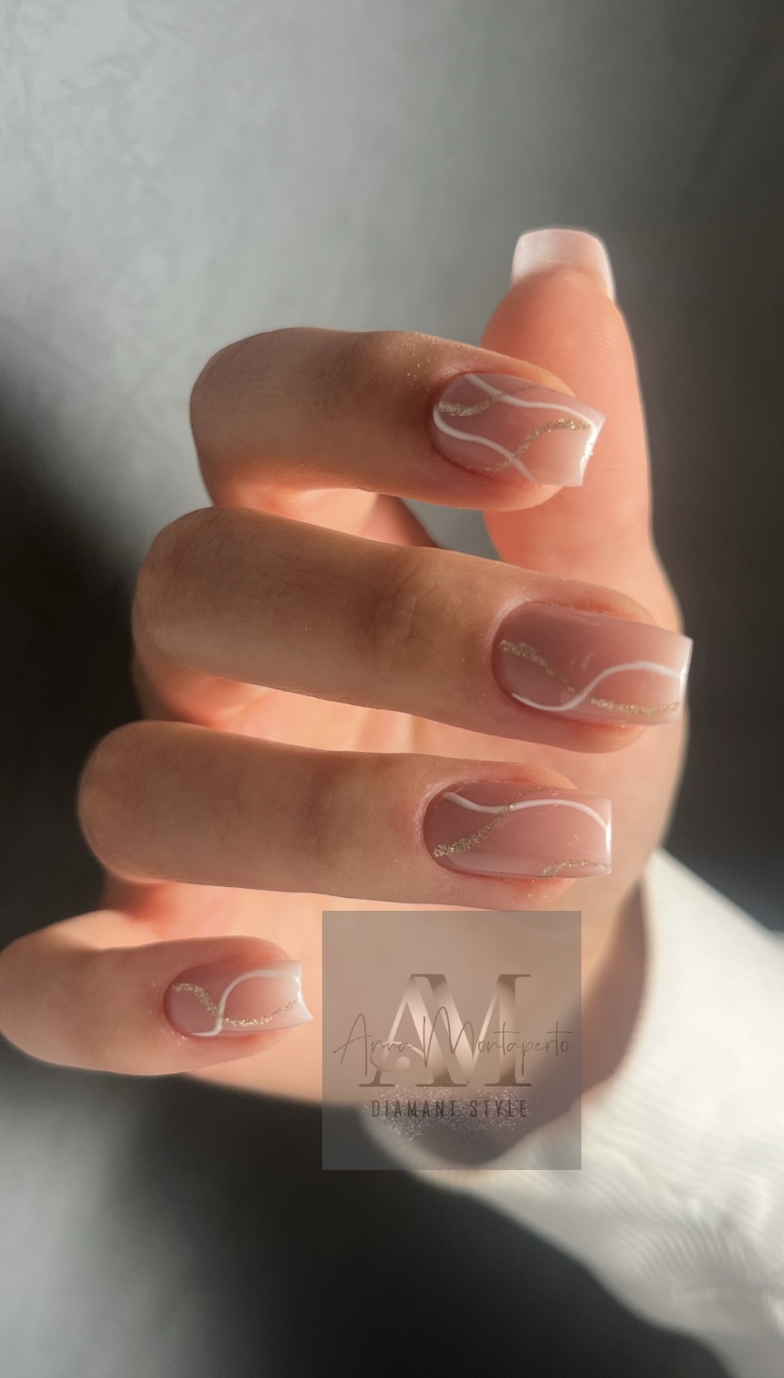 Eine Hand mit elegant gestalteten, rosa-weißen Nägeln und feinen, goldenen Linien.