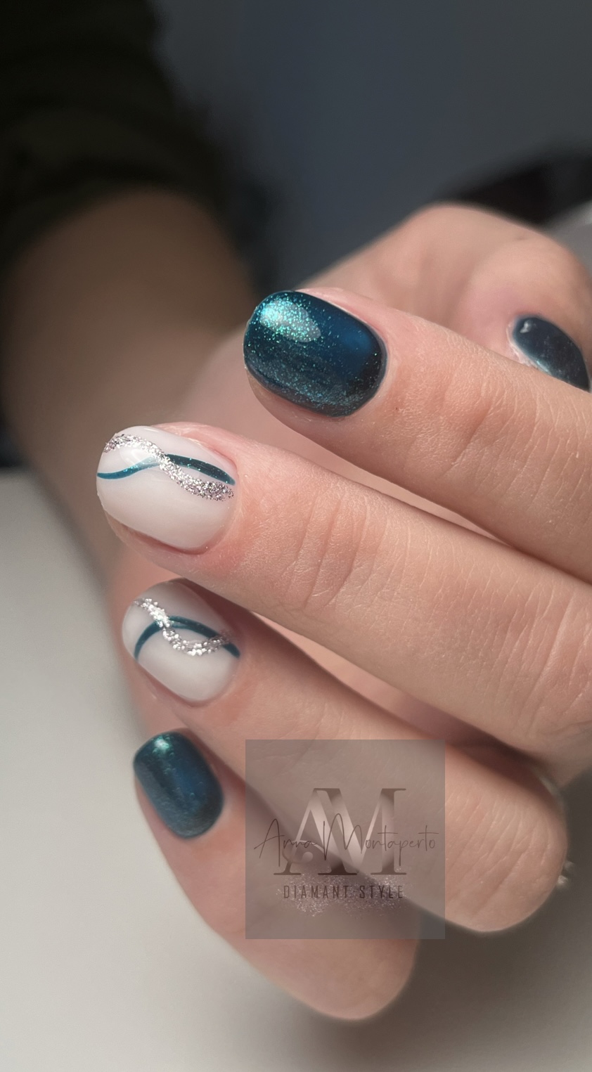 Nahaufnahme von Händen mit dunkelgrünem Nagellack und abstrakten Designs.